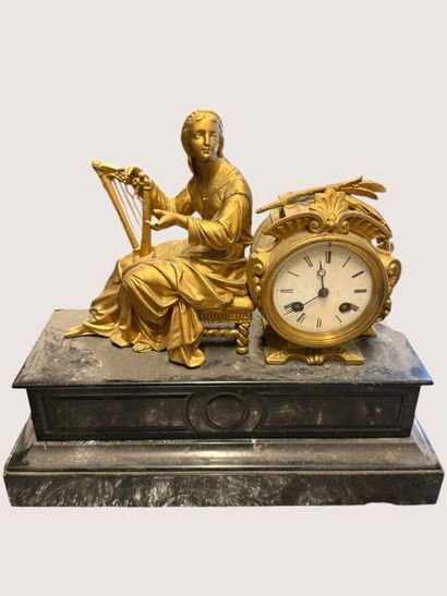 Pendule en métal doré à décor d'une femme...
