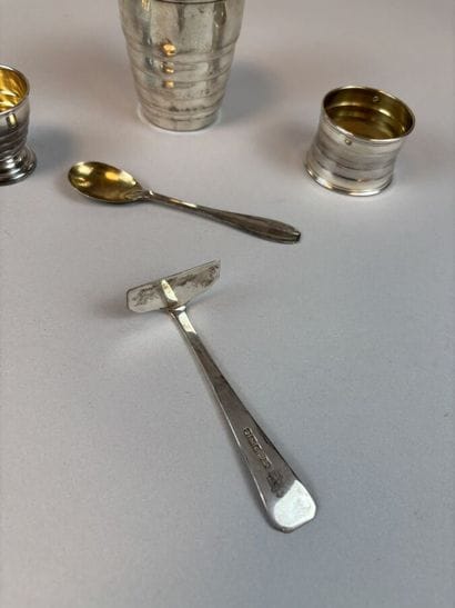 [SILVERWARE]
Silver set consisting of:
-...