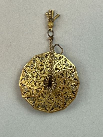 [TRINKETS]
Set of metal and gold-plated metal...