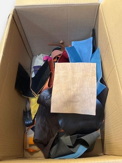 [LEATHER HANDLE]
Box containing various leather...