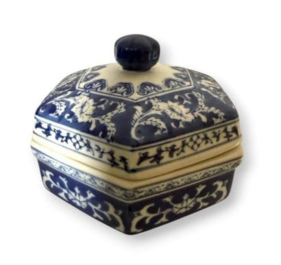 [DECORATIVE ITEMS]
Set of decorative items...