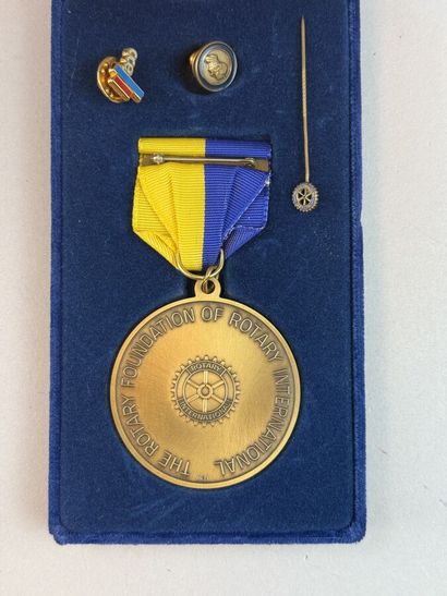 [MEDALS]
5 gold-plated and silver-plated...