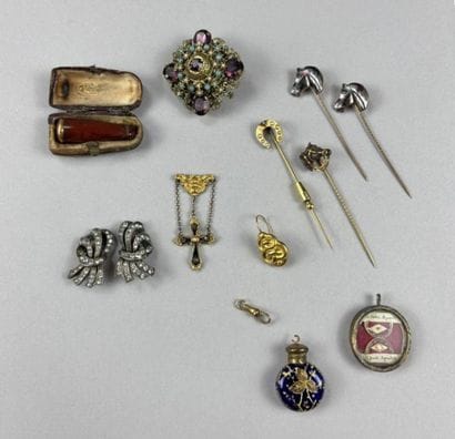[FANTASY JEWELRY SET]
A set in silver plated...