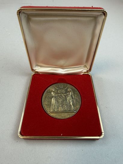 [MEDALS]
5 gold-plated and silver-plated...