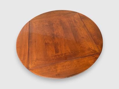 Round table with varnished wooden panels...