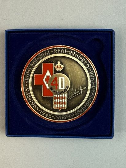 [MEDALS]
5 gold-plated and silver-plated...