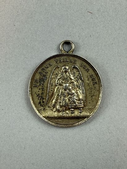[TRINKETS]
Set of metal and gold-plated metal...