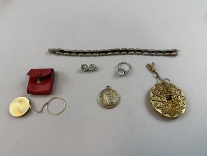 [TRINKETS]
Set of metal and gold-plated metal...