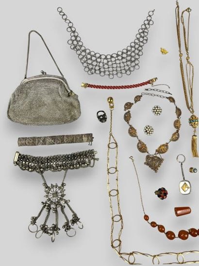 [FANTASY JEWELRY SET]
Set includes: gold-tone...