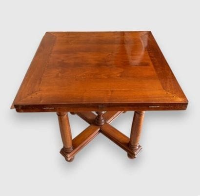 Round table with varnished wooden panels...