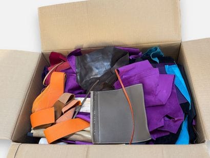 [LEATHER HANDLE]
Box containing various leather...