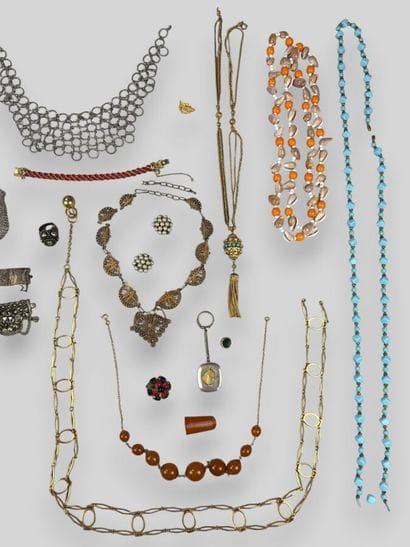 [FANTASY JEWELRY SET]
Set includes: gold-tone...