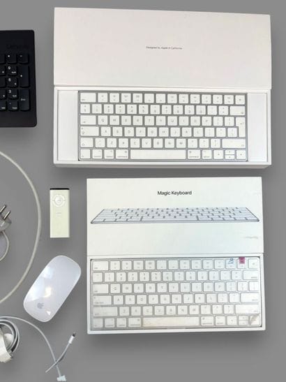 APPLE
Computer accessory set including:
-...