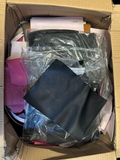 [LEATHER HANDLE]
Lot of leather scraps in...