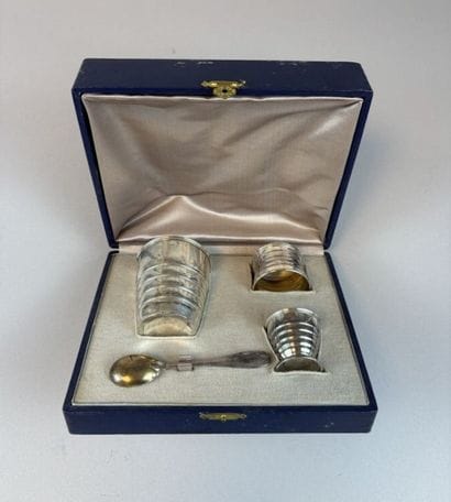 [SILVERWARE]
Silver set consisting of:
-...