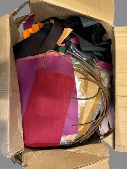 [LEATHER HANDLE]
Lot of leather scraps in...
