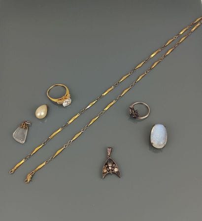 800°/°° silver set consisting of:
- A pendant...