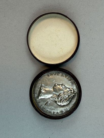 [MEDALS]
5 gold-plated and silver-plated...