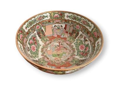 CANTON - 20TH CENTURY
Porcelain punch bowl...