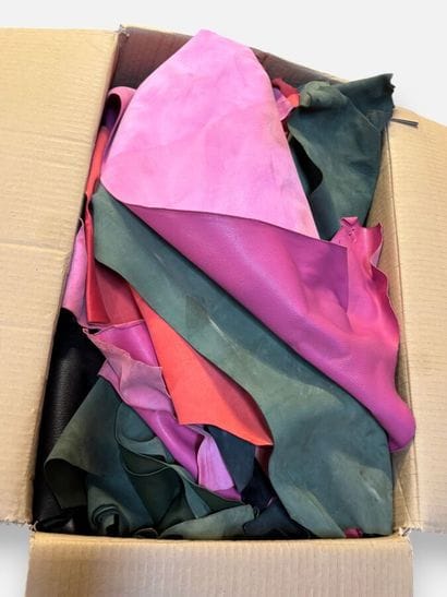 [LEATHER HANDLE]
Box containing pink, black,...