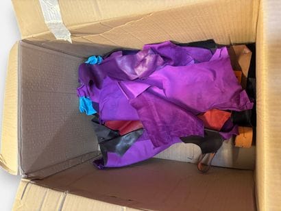 [LEATHER HANDLE]
Box containing various leather...