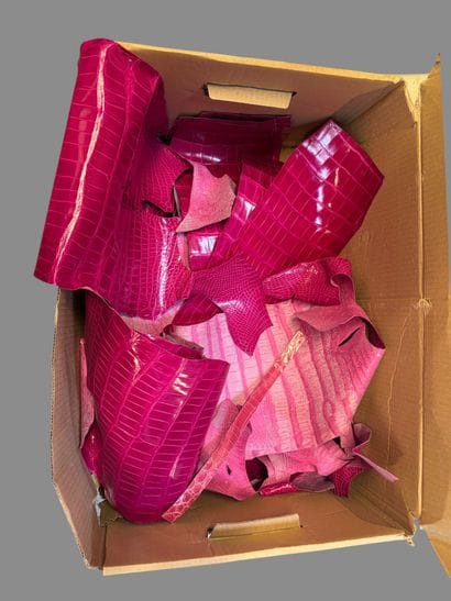 [LEATHER HANDLE]
Lot of dozens of fuchsia-pink...