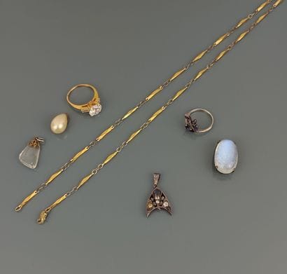 800°/°° silver set consisting of:
- A pendant...
