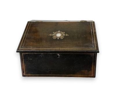 Set of two pieces of furniture including:
-...