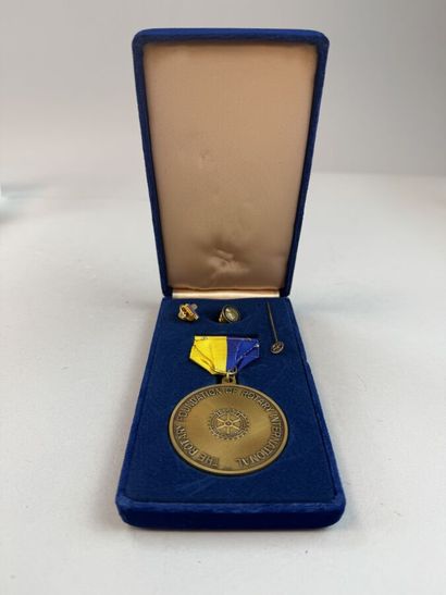 [MEDALS]
5 gold-plated and silver-plated...