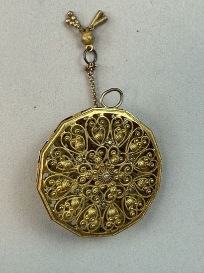 [TRINKETS]
Set of metal and gold-plated metal...
