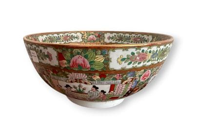 CANTON - 20TH CENTURY
Porcelain punch bowl...