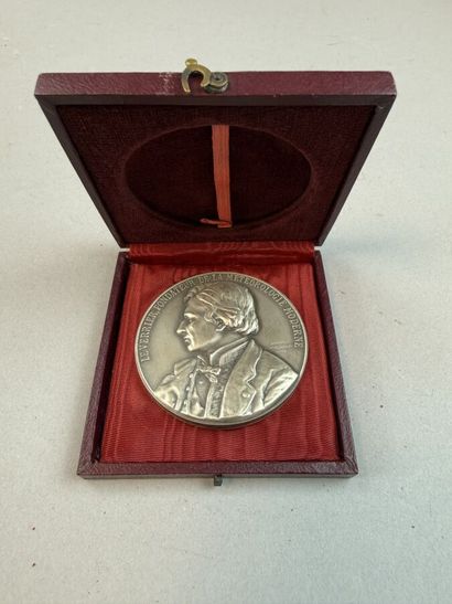 [MEDALS]
5 gold-plated and silver-plated...