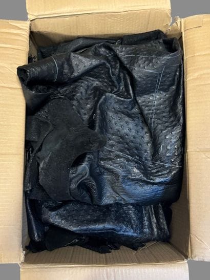 [LEATHER HANDLE]
Set of 8 black-dyed ostrich...