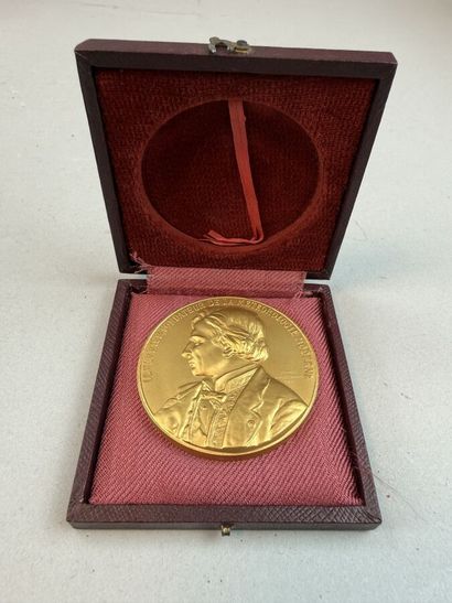 [MEDALS]
5 gold-plated and silver-plated...