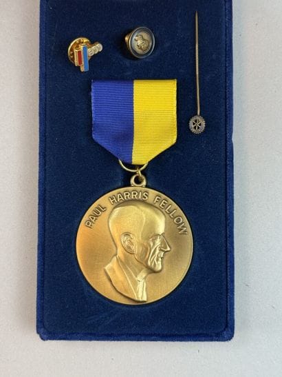 [MEDALS]
5 gold-plated and silver-plated...