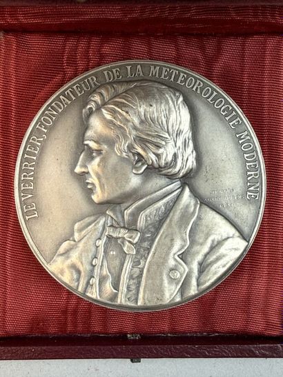[MEDALS]
5 gold-plated and silver-plated...