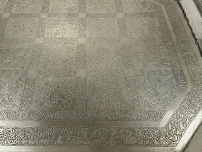 MIDDLE EAST
Octagonal 800°/°° silver tray...