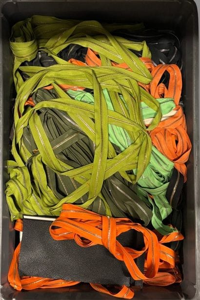 [ZIP BAGS]
Set of 4 zip bags in various colors.

Court...