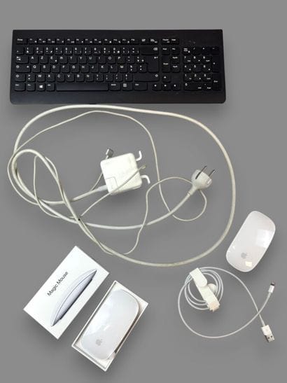 APPLE
Computer accessory set including:
-...