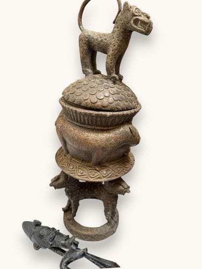 [AFRICAN ART]
Lot consisting of: 
- MANGBETU/MAKERE...