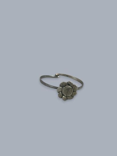 [JEWELRY]
Set of silver jewelry including:...