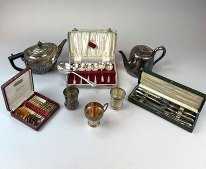 [Silver plated metal]
Set includes: two pitchers...