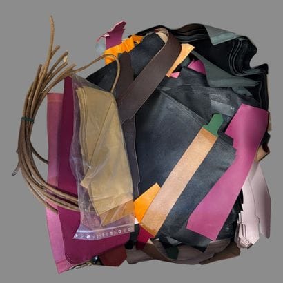 [LEATHER HANDLE]
Lot of leather scraps in...