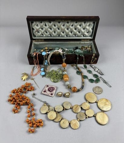 [FANTASY JEWELRY]
Set of fantasy jewelry...