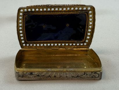 [TRINKETS]
Set of metal and gold-plated metal...