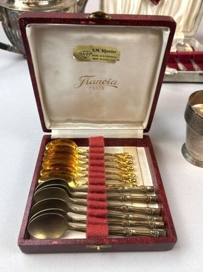 [Silver plated metal]
Set includes: two pitchers...