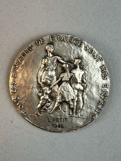 [MEDALS]
5 gold-plated and silver-plated...