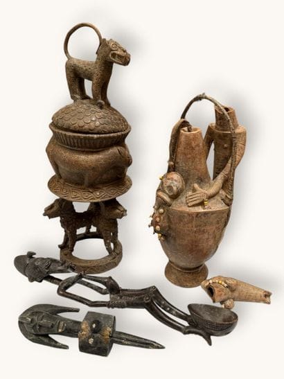 [AFRICAN ART]
Lot consisting of: 
- MANGBETU/MAKERE...