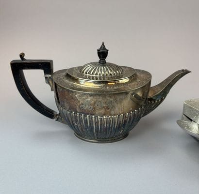 [Silver plated metal]
Set includes: two pitchers...