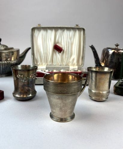 [Silver plated metal]
Set includes: two pitchers...